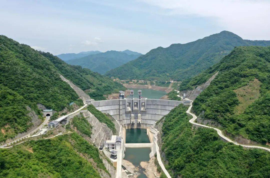 "目前三河口水利枢纽已全面建成,联网发电.