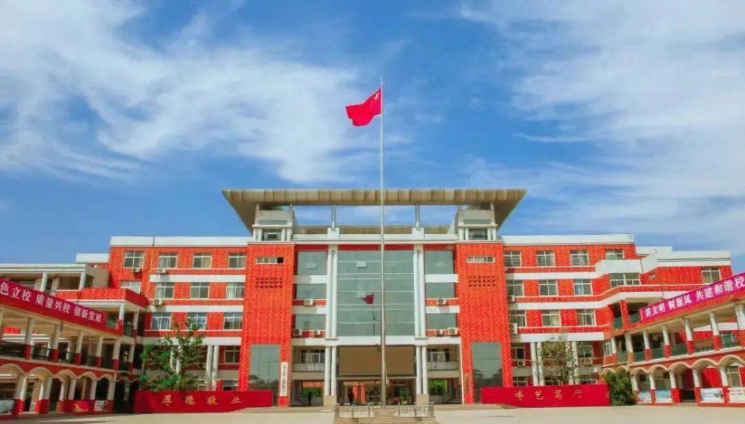 开封文化艺术职业学院是一所公办全日制普通高等职业院校,它坐落在八