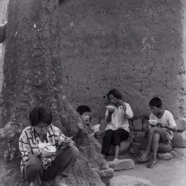 70年代农村吃饭老照片,瞬间刷爆朋友圈!_什么_生活_饭菜