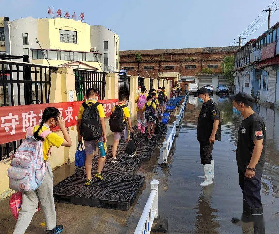 7月4日清晨,北辰區小澱鎮迎來強降雨,劉安莊小學連夜開展排水防汛工作