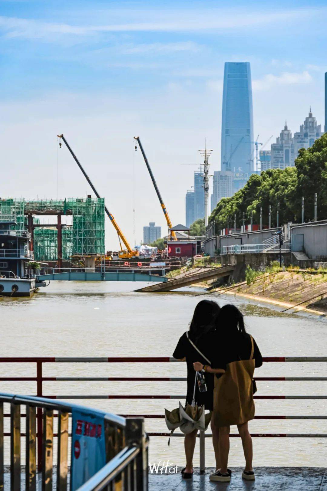 彼时中华路江汉关两处码头排队的客流一度从登船口蔓延到码头外的