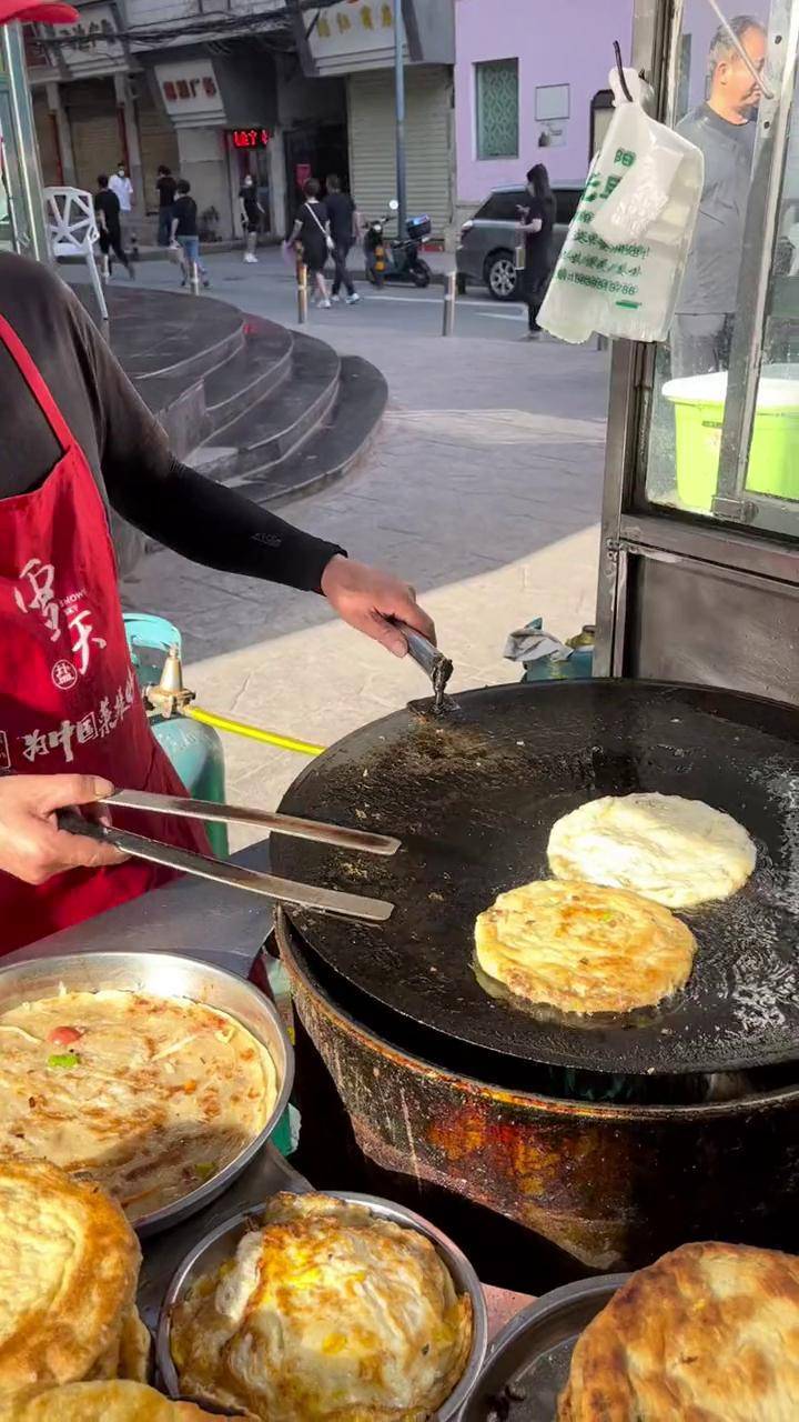 兰州先煎再炕的饼夹菜在寸土寸金的市中心一个才卖5块打卡网红餐厅抖