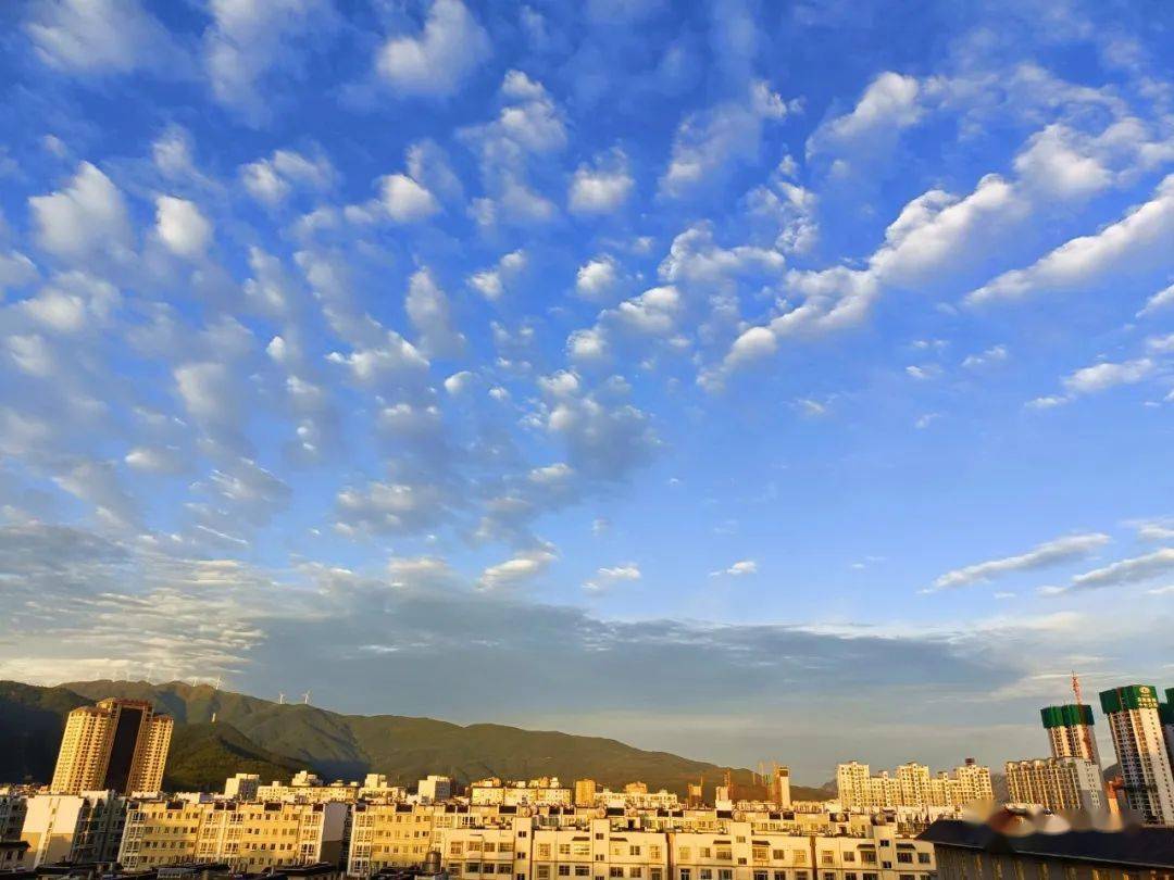 朝霞邀约蓝天白云书写会泽夏天