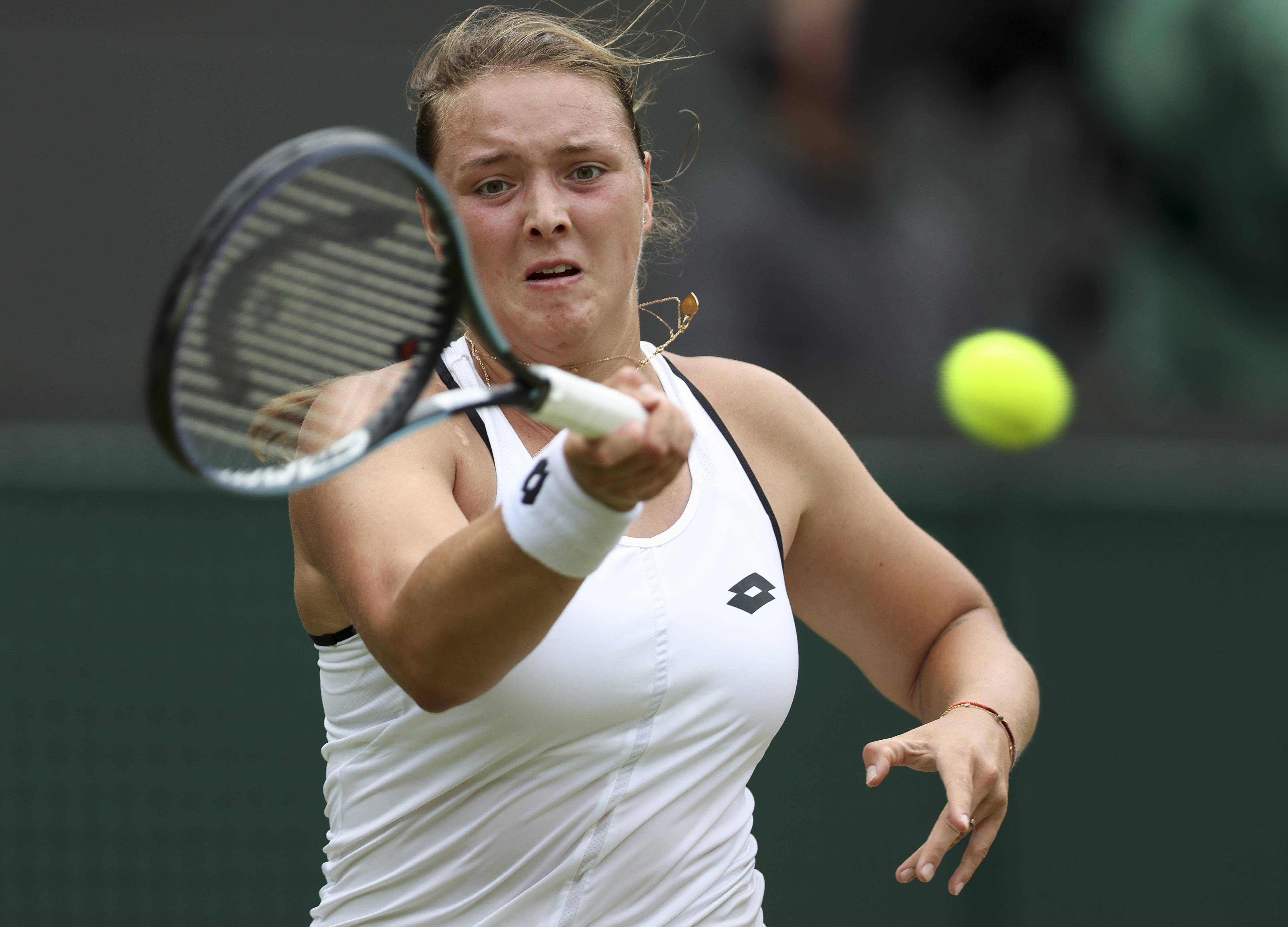 网球公开赛女子单打四分之一决赛中,德国选手玛丽亚以2比1战胜同胞尼