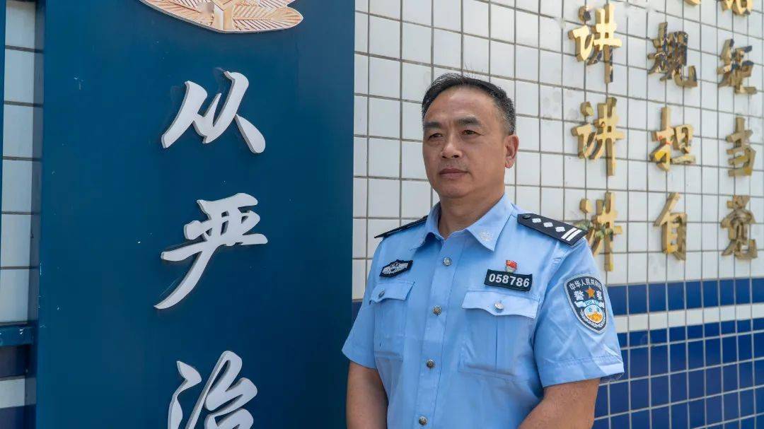 当好一颗螺丝钉守好康藏桥头堡记全国公安机关爱民模范仁青多吉