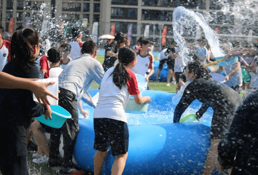 重庆巴南育才实验中学举办首届主题泼水节活动