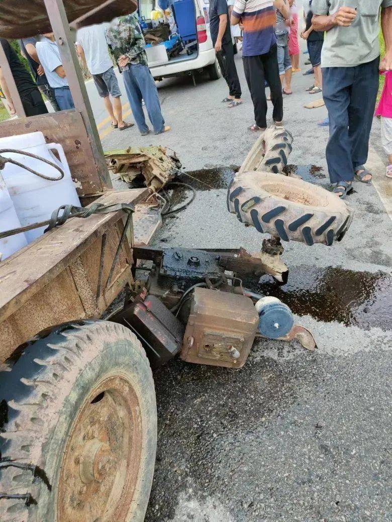 拖拉机车头断裂在大寺,一男子开拖拉机不知为何发生事故今天,有网友
