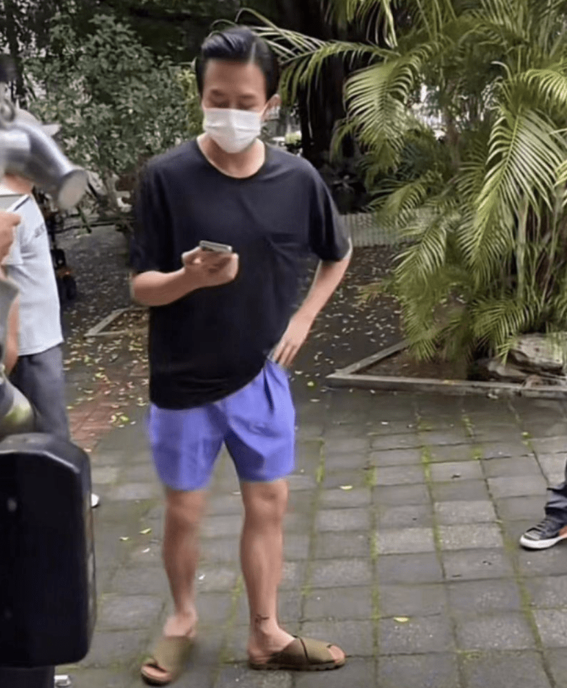 邓超夫妇拍戏被偶遇,穿着打扮朴实接地气