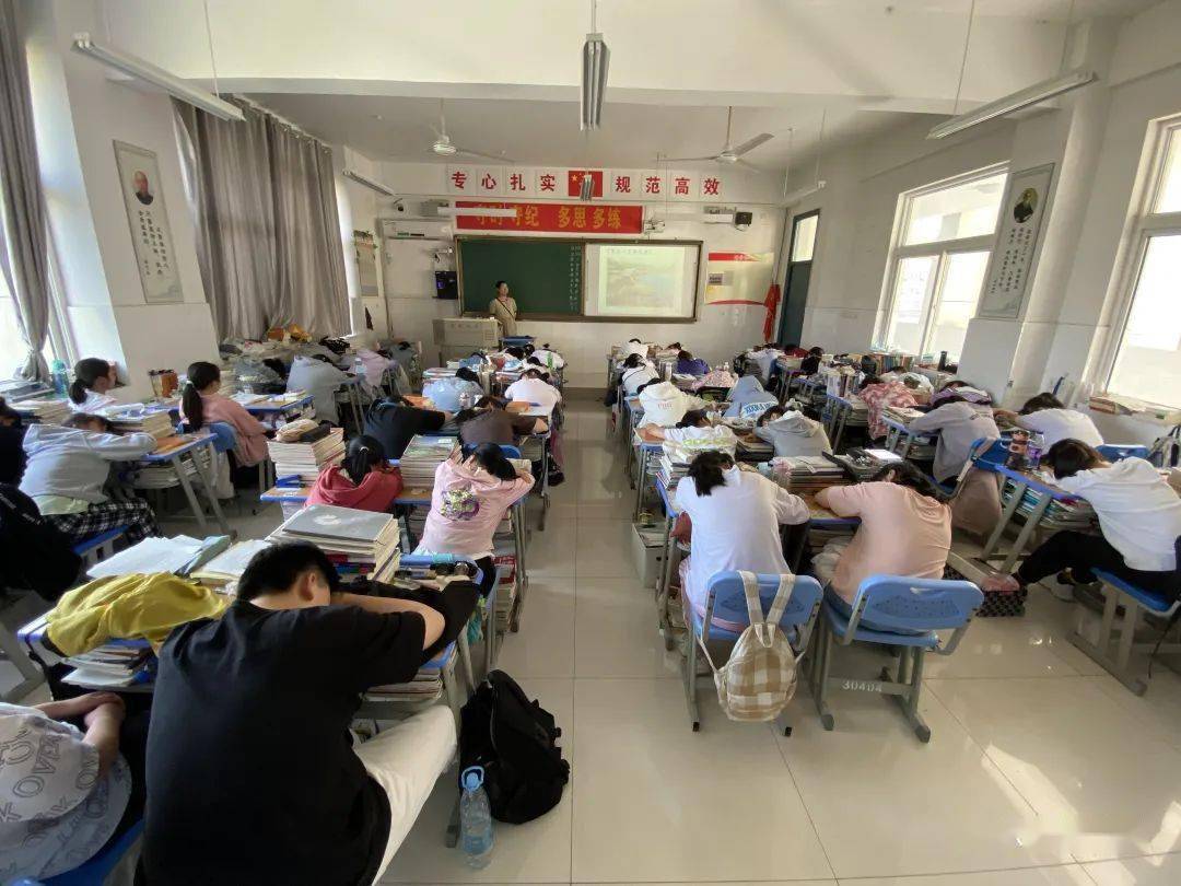 课堂上正大光明地睡觉六安这所中学的孩子也太幸福了