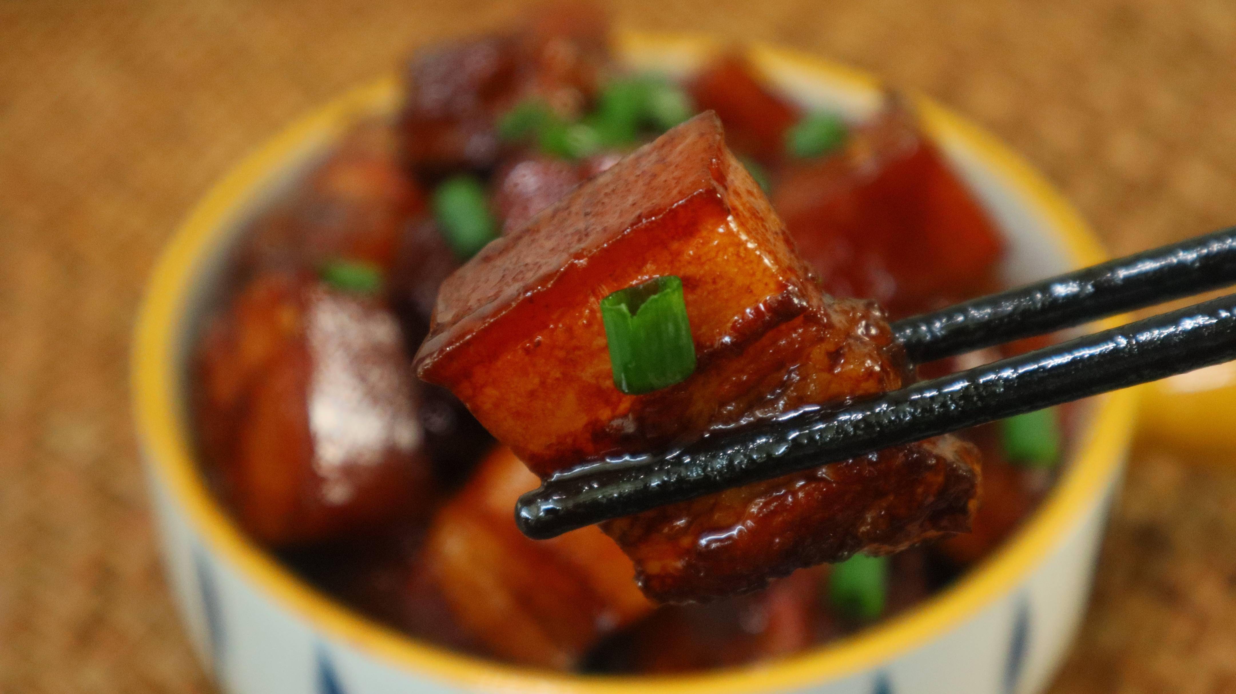 通常分为"6部曲",也就是焯水,烤皮,煸炒,糖色,煮肉,收汁,对于有经验的