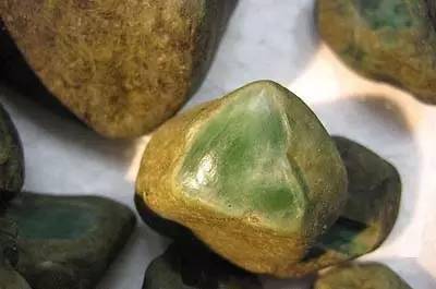 缅甸翡翠原石“十大名坑”！_搜狐网