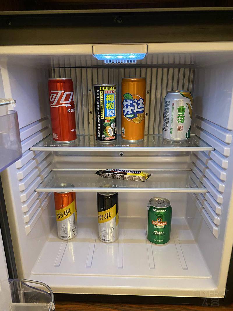 整个房间内配有10瓶百岁山定制款饮用水