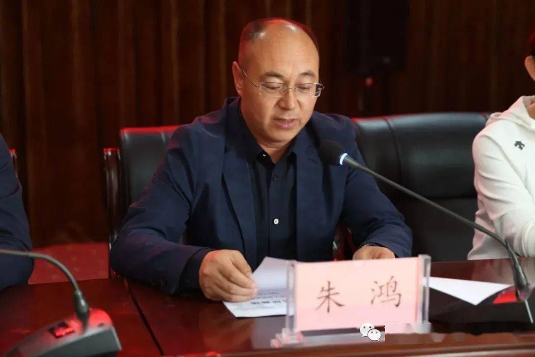 朱鸿代表阿里地区人民医院党委及全院干部职工,对前来参加阿里地区