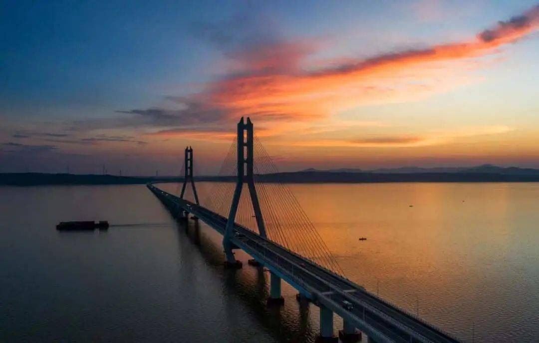 视觉交通航拍鄱阳湖二桥夏日晚霞风光壮美