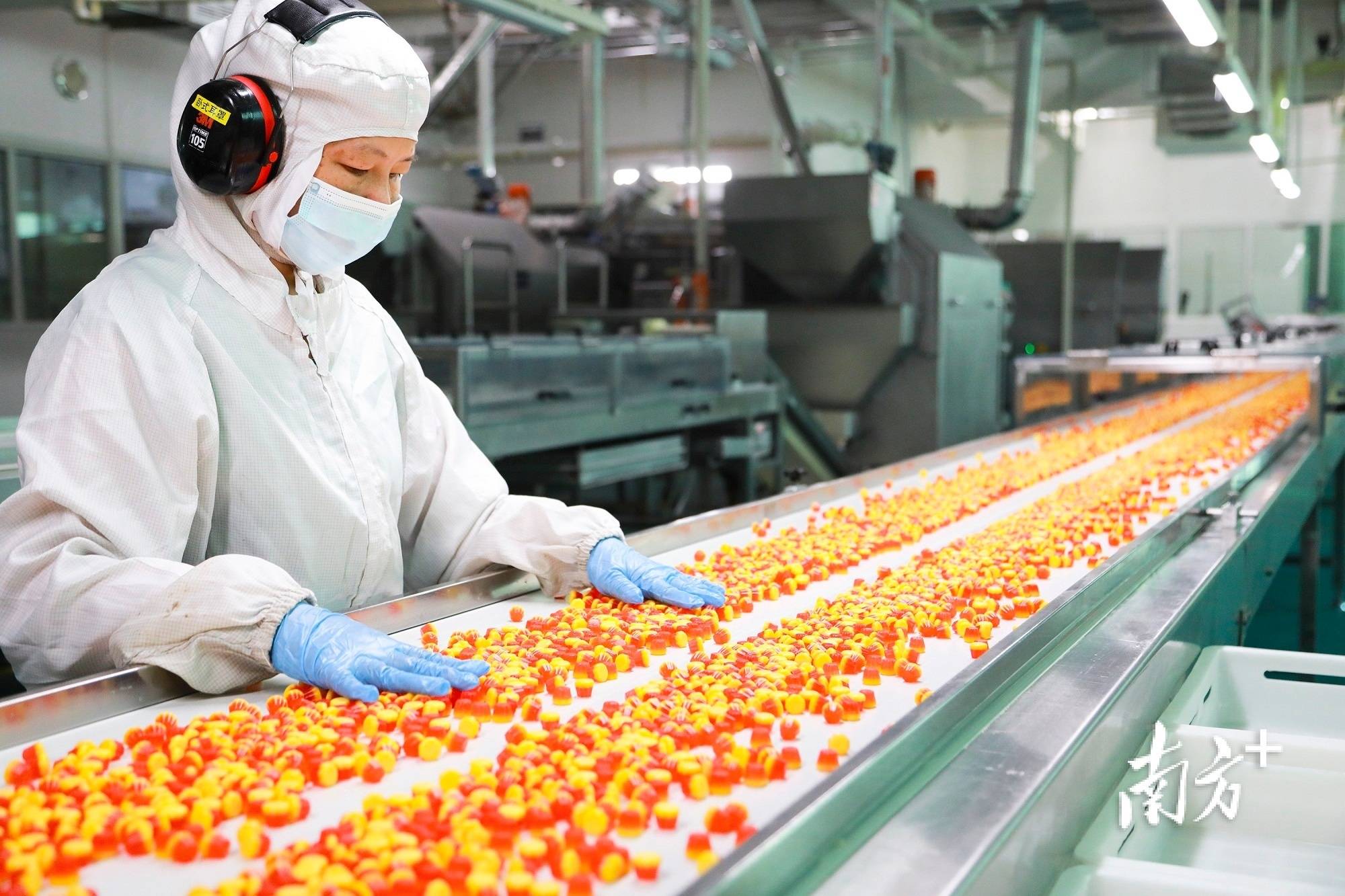 东莞徐福记糖果生产车间,生产流程已高度自动化.