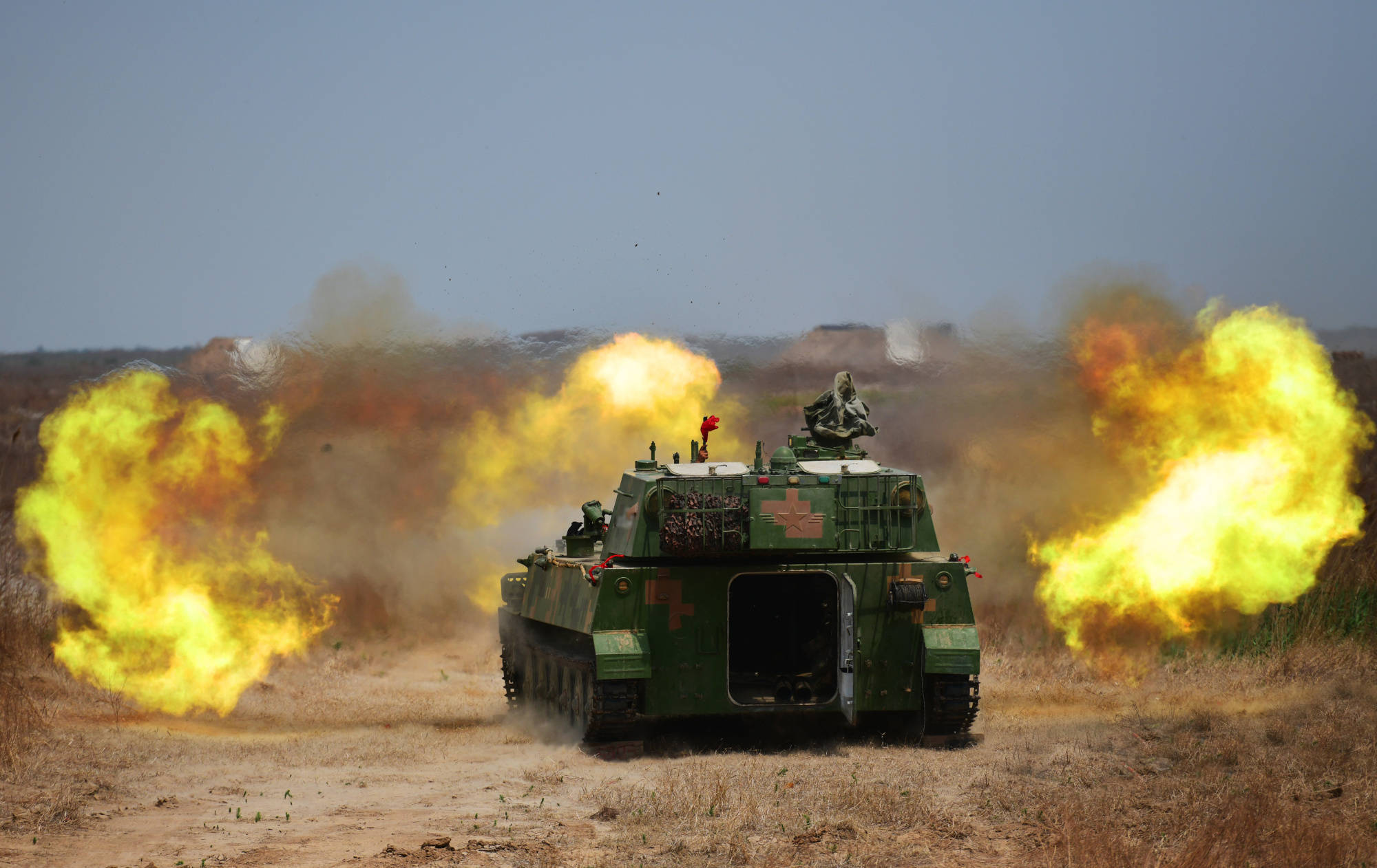 陆军第80集团军某合成旅开展多火器实弹射击考核