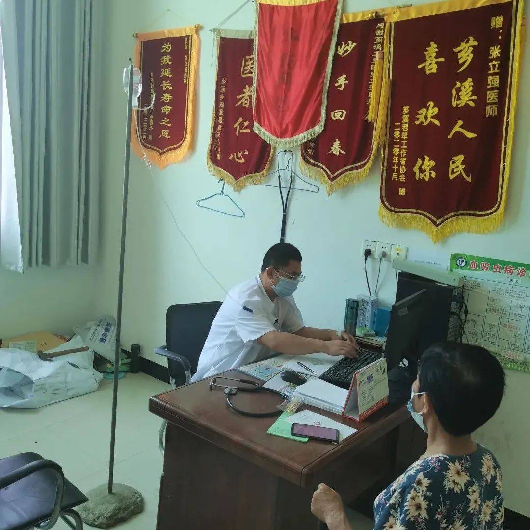 都昌一位医生自己一边输液一边工作..._江西_患者_芗溪乡