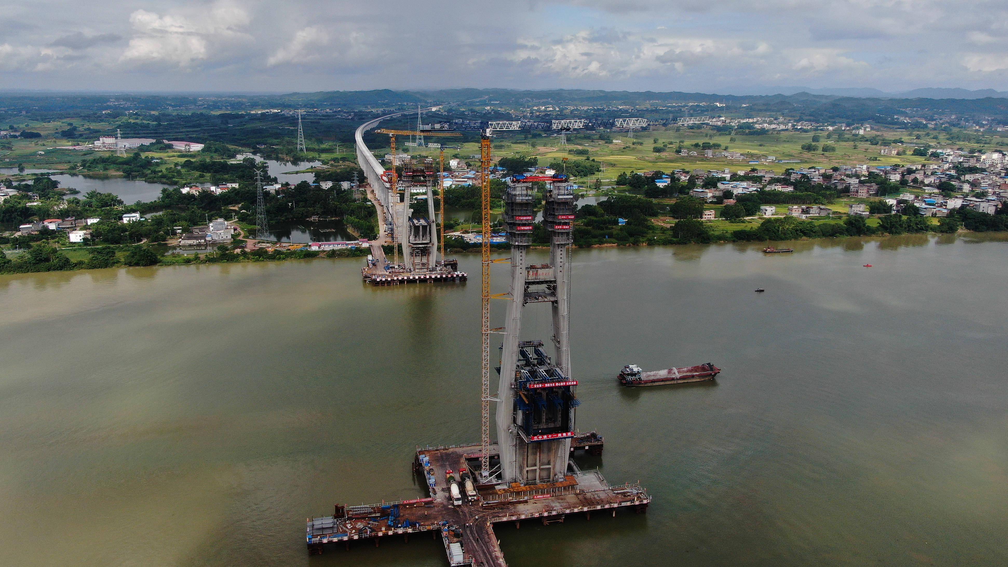 南玉铁路六景郁江特大桥首座主塔封顶