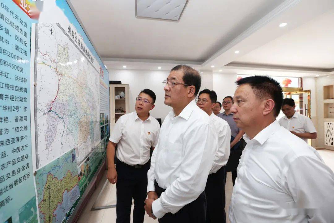 调研期间,王立还来到土家源广场,清江特大桥施工现场