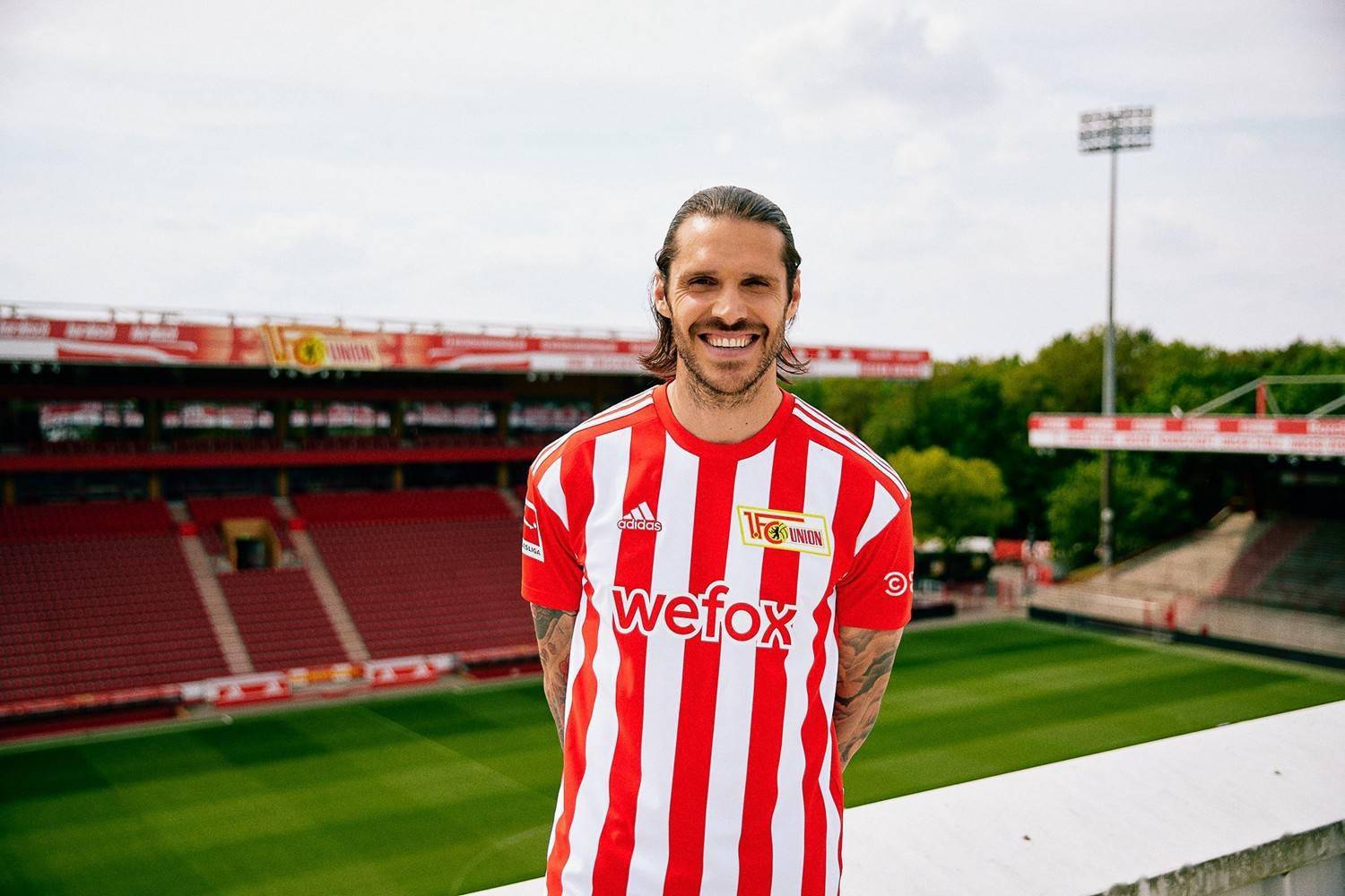 阿迪达斯发布柏林联新赛季主场球衣