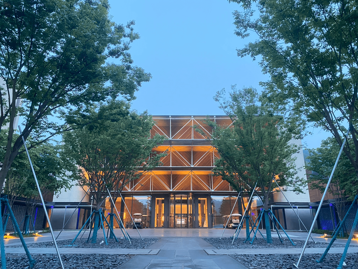 「住进温柔富贵乡」南京珺懋傲途格温泉酒店套房_水果_空间_沙发