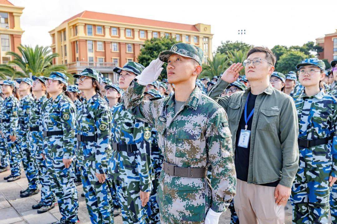 雲南大學黨委副書記陳華仙,學生軍訓團政委,團長,副政委,軍訓連連長