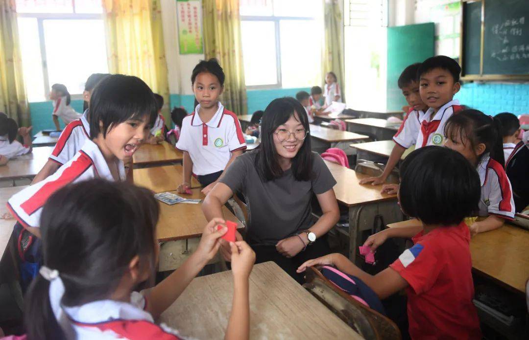为山区孩子带来爱与暖71名支教老师完成一年支教服务