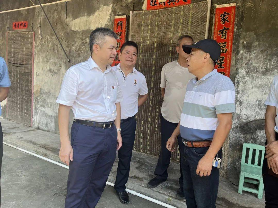 随后,王楚彬到下陈村察看了泰国前总理比里·帕依