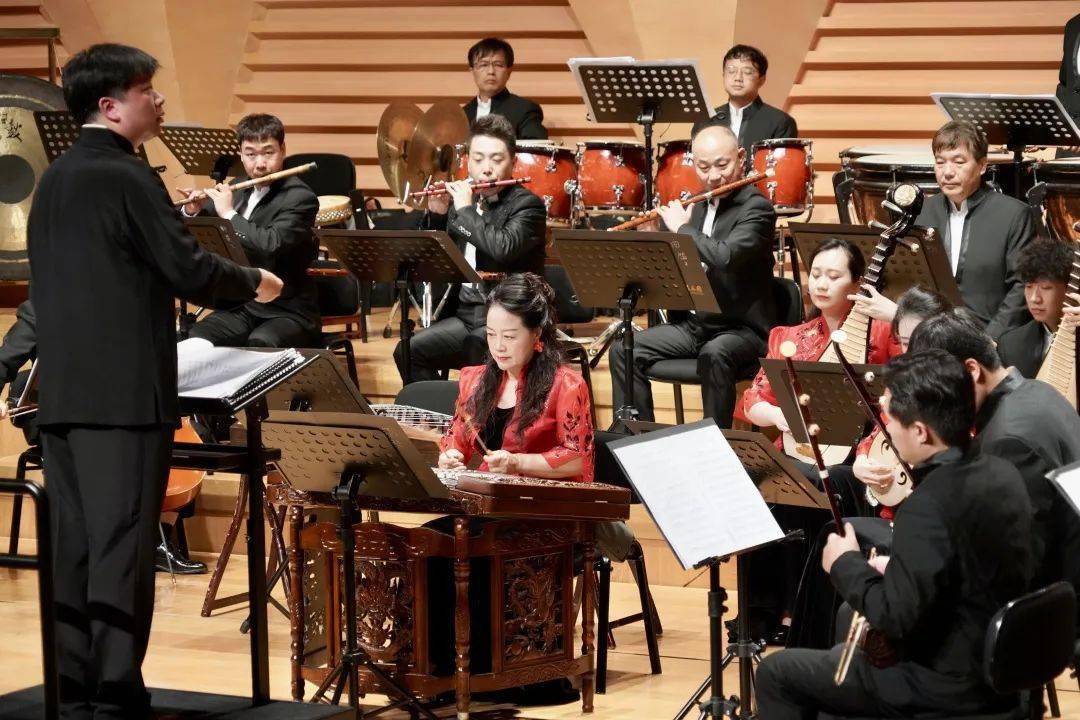 下半场由两首民族管弦乐作品《瑶族舞曲》和《大宅门——卢沟晓月》