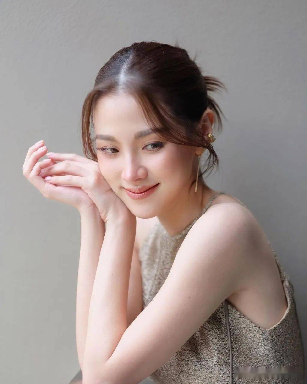 "小水"平采娜泰版《vogue》首封,造型突破气场全开_吕爱惠_维瑟派布恩