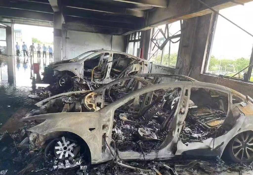Tesla無錫鈑噴服務中心著火，消防隊澄清：100三輛被燒係流言 ，燒了4三輛