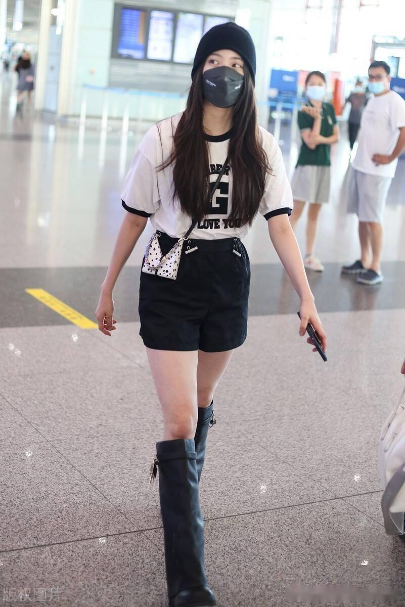 欧阳娜娜黑白风搭长筒靴活泼俏皮时尚范儿足