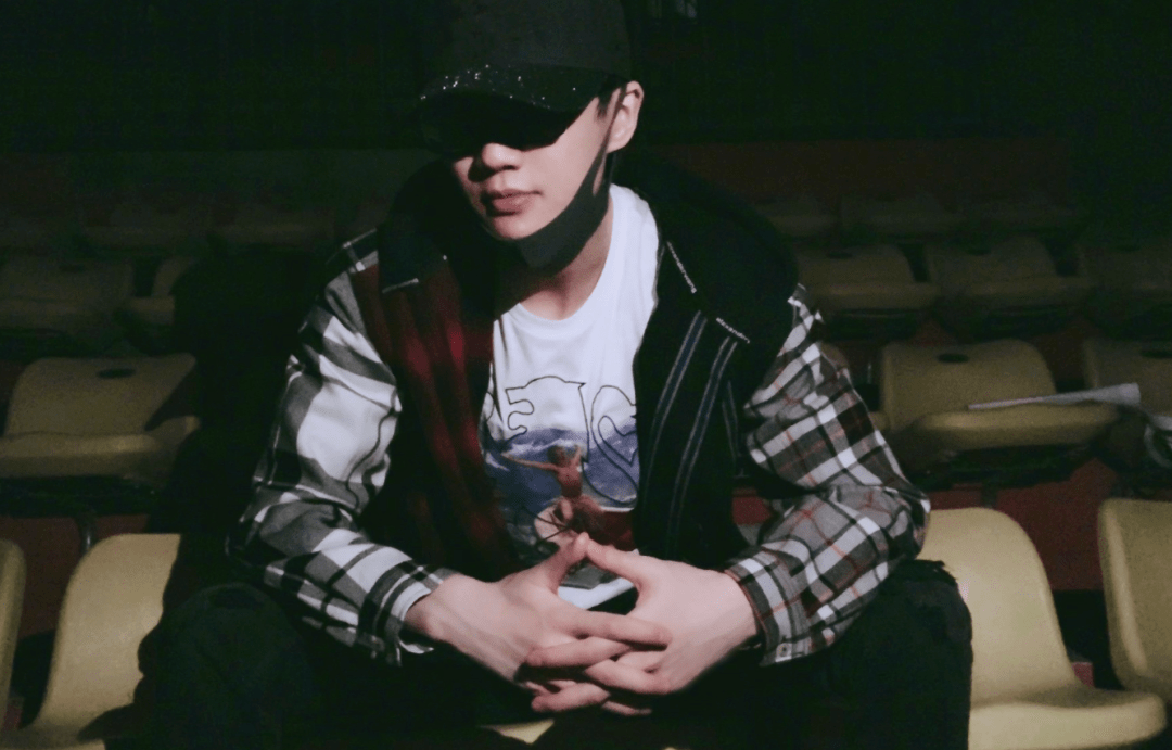 许嵩熬大夜创作手游主题曲天知道我听了多少遍