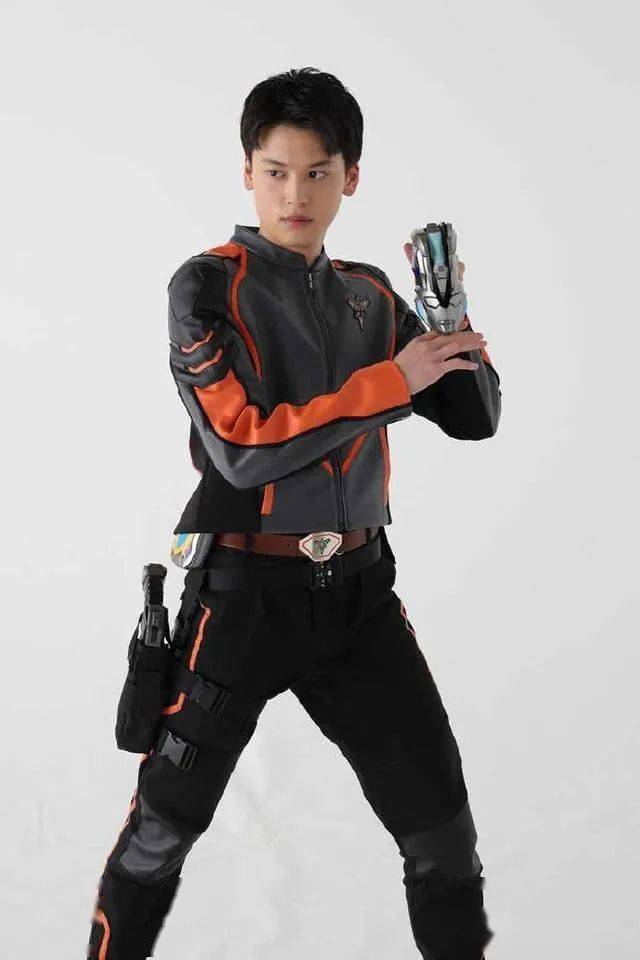 德凯奥特曼男主说到自己不小心弄碎了道具导致无法拍摄