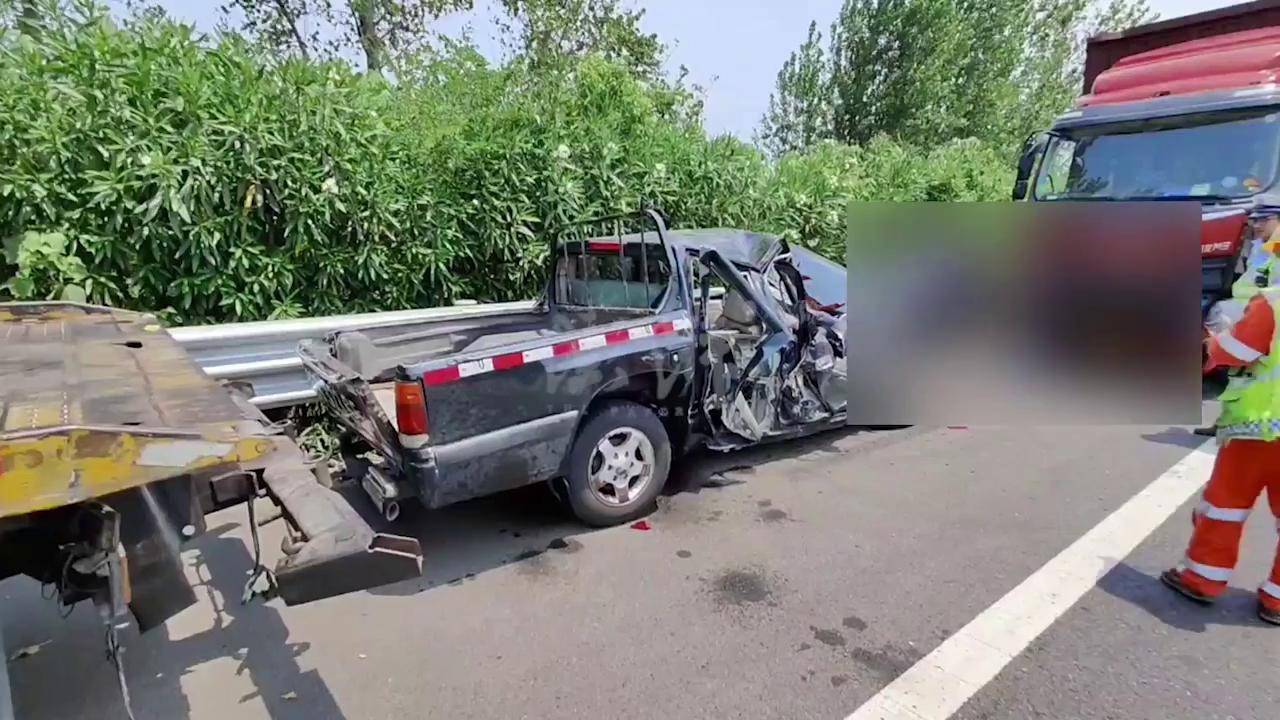 司機低頭撿手機撞上貨車所駕皮卡車報廢