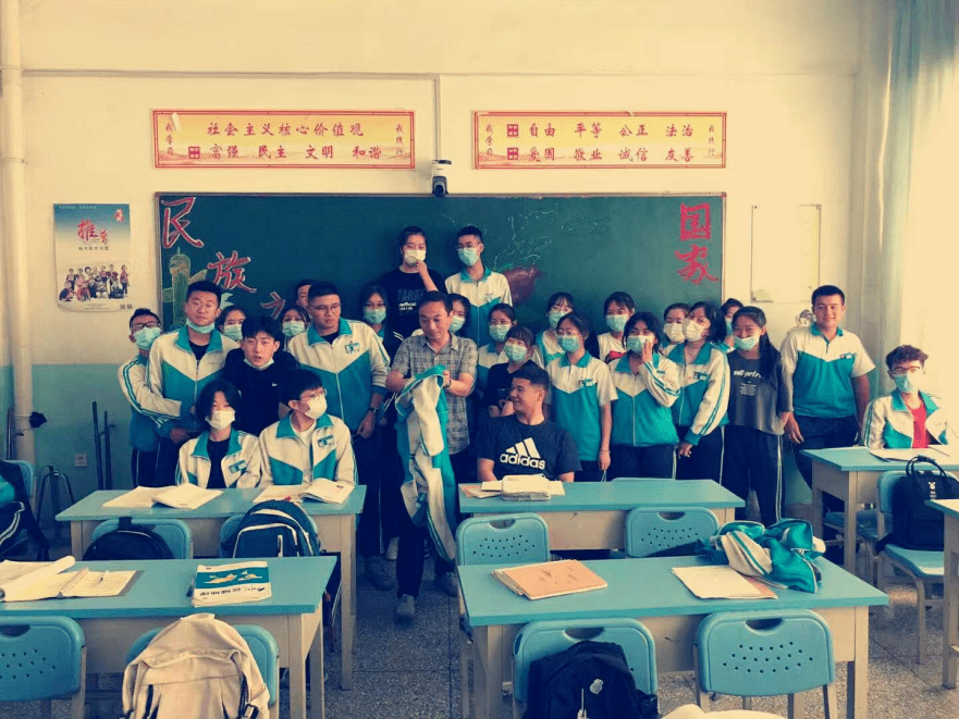 14天的医学观察后,按照组织安排,高学亮老师被分配到了哈密市第一中学
