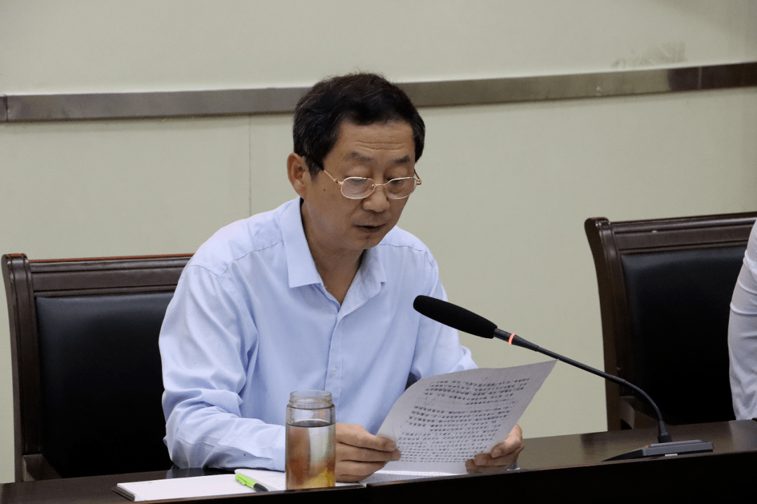 学校党委书记,校长王志祥作《德州一中2021年度学校工作报告》大会