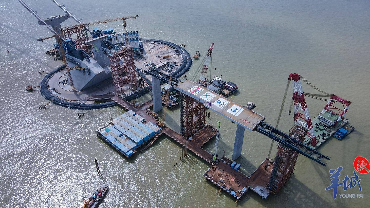 国内首尝深中通道伶仃洋大桥西锚碇区域首片钢箱梁顶推到位