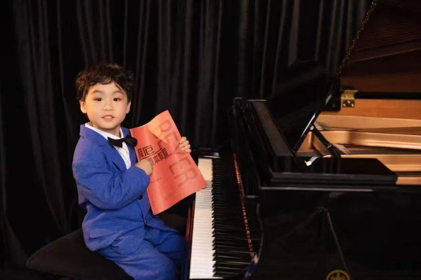 钢琴神童埃文图片