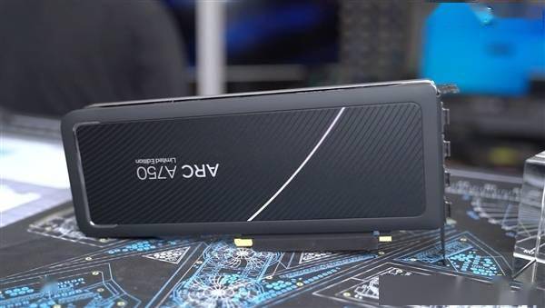 Intel第一款迷你小卡曝光：神奇的双风扇