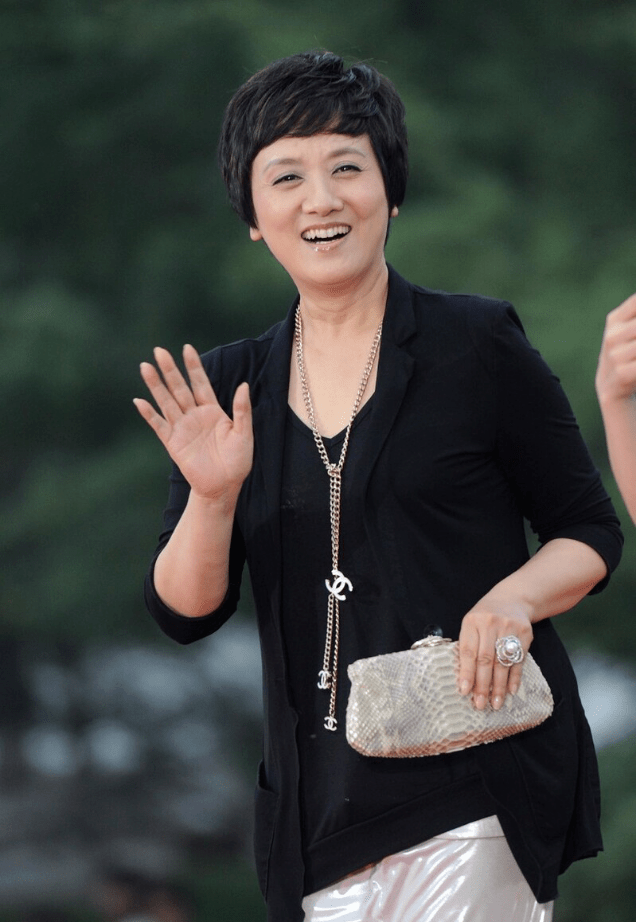 网友看到邓婕的近况后,虽然都感叹美女老了,但是更多的则是夸赞她的