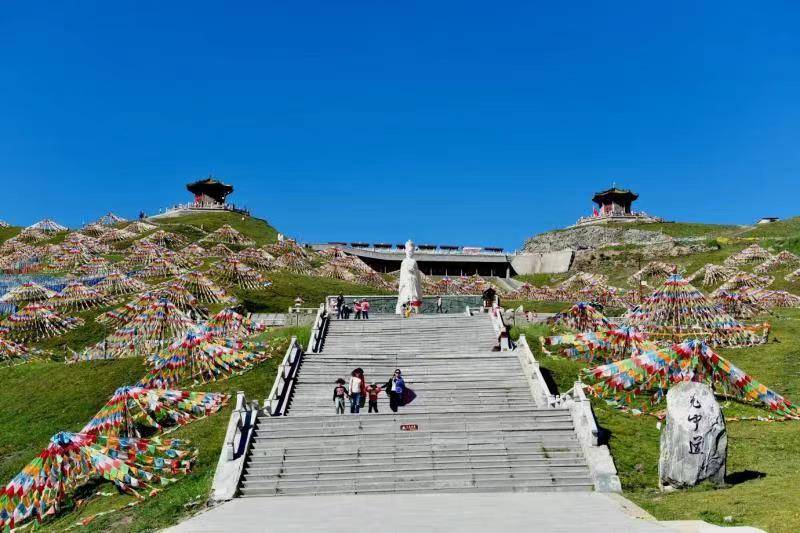 如"日月山—娘娘山—老爷山—莲花湖"等夏季热门旅游线路背后,均蕴含