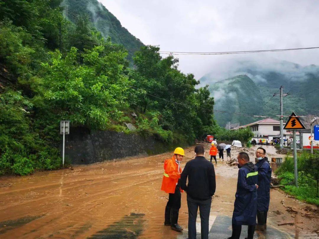 g310牛北公路因暴雨致山体滑坡实行交通管制