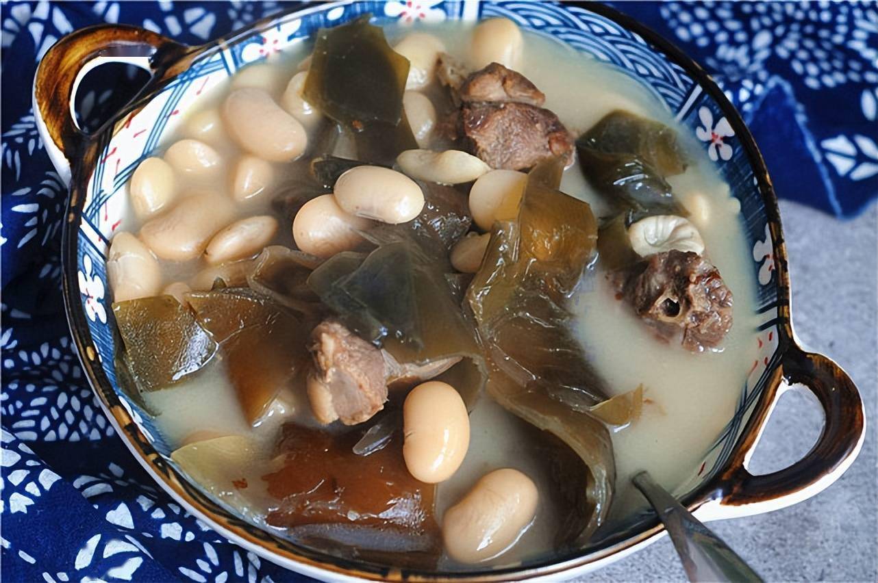 【芸豆海帶祛溼湯】食材:海帶一根 芸豆半碗 鹽適量 鴨子半隻做法