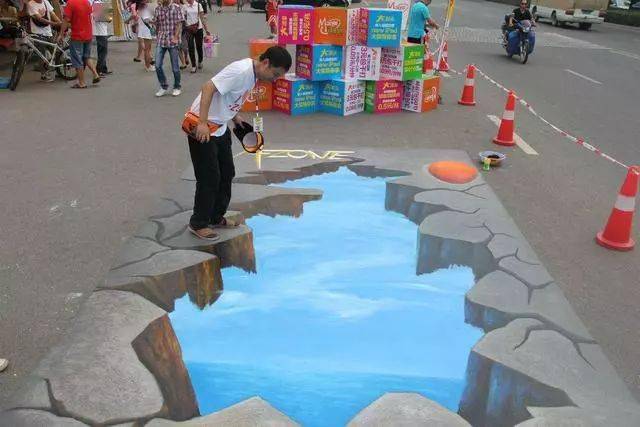 很多人之前都有看到过街上那些"吓死人"的立体街头手绘,他们是如何画