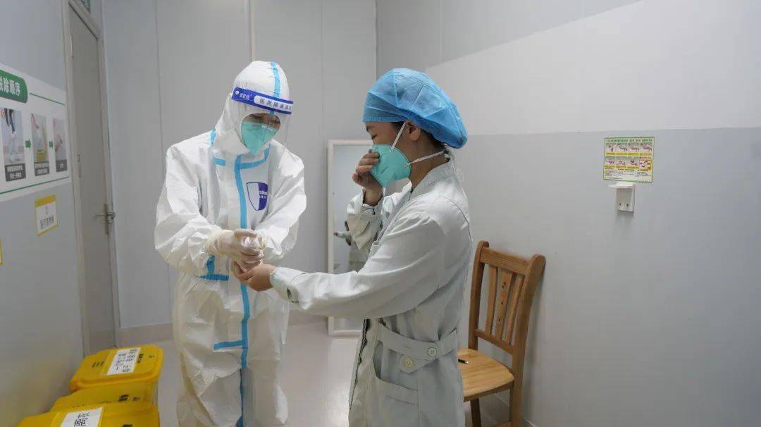 开展发热门诊医务人员呼吸道职业暴露应急处置演练_隔离_详情_保障