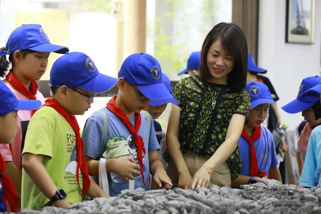 非遗传承人俞秋红带领同学们参观砖雕展览,砖厂砖窑