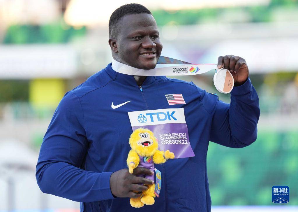 田径世锦赛:男子铅球颁奖仪式举行_8米36!