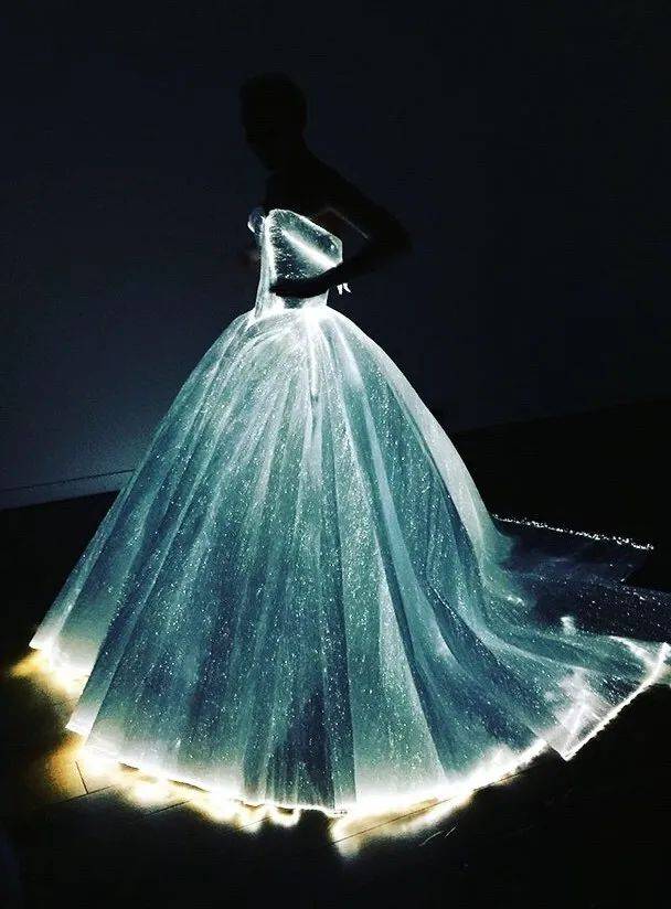 夜空中最亮的星,多了一个刘雅瑟_宇宙_星空_礼服