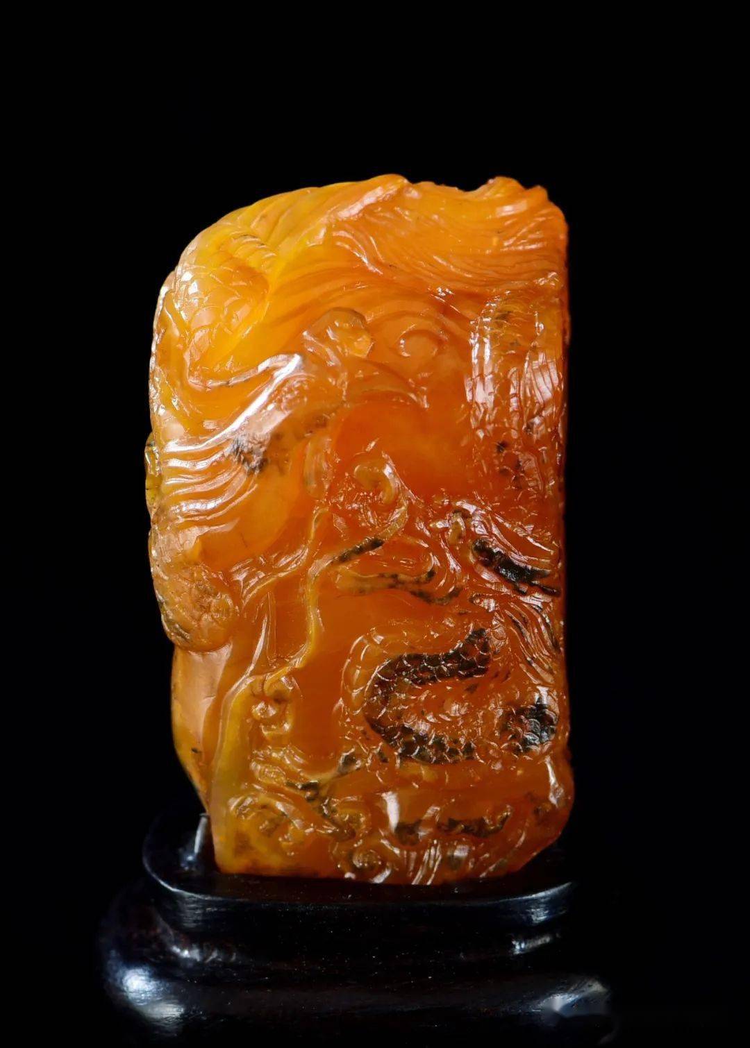 我们的这场半年度大拍,也不藏着掖着,拿出一件顶级质地的田黄,它的